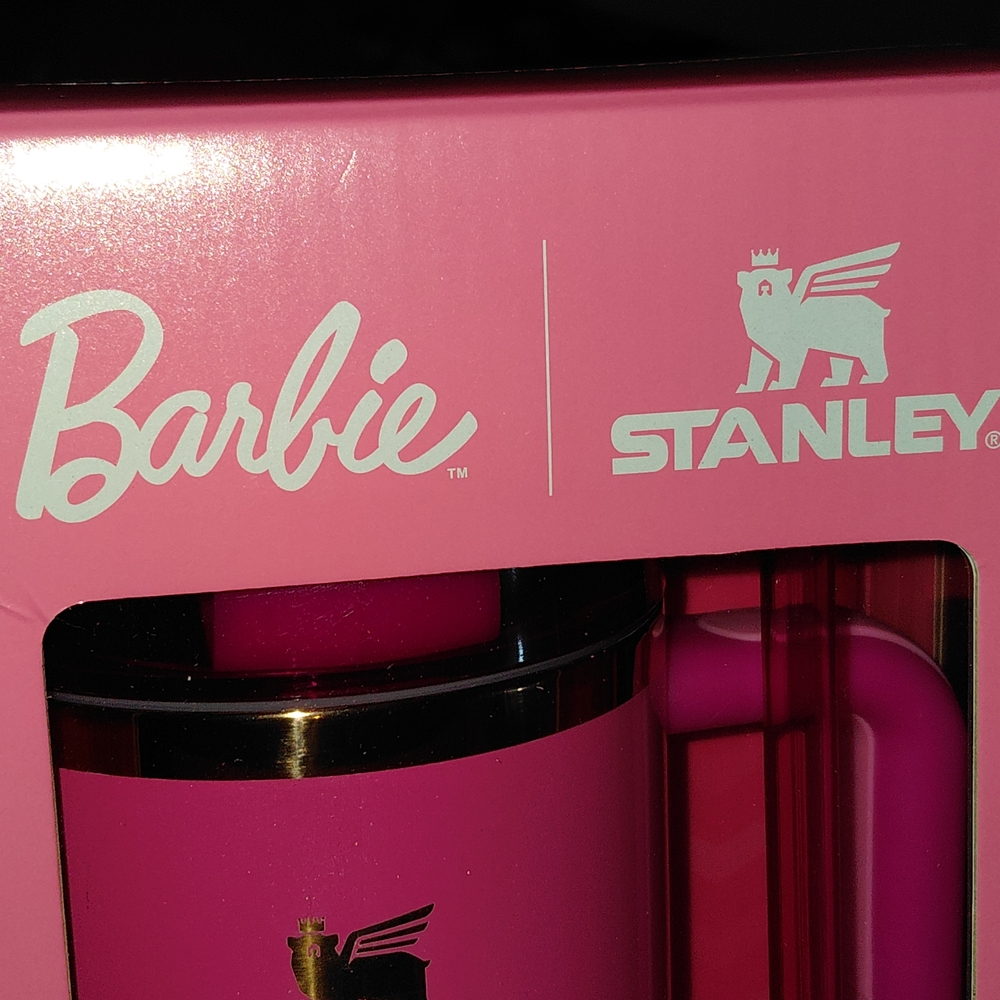 A Stanley Flowstate Pink Tumbler 40 oz. An Attention Grabber - Picture 6 of 6